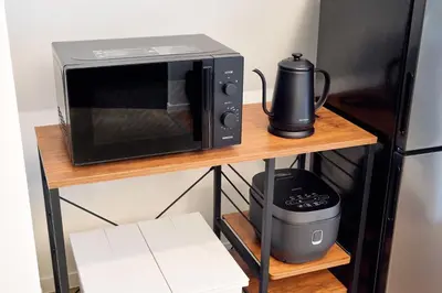 a microwave sitting on a shelf next to a blender at 5min to Shibakoen 49square meters Cozy Stay Near Tokyo Tower in Tokyo
