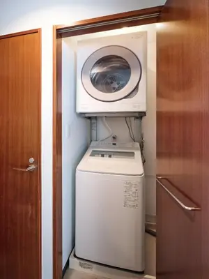 a washer and dryer in a small room at 5min to Shibakoen 49square meters Cozy Stay Near Tokyo Tower in Tokyo
