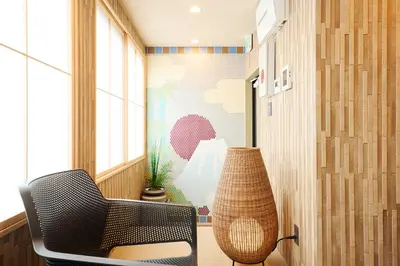 a living room with a chair and a vase at \u30de\u30a4\u30b0\u30ec petit \u6e0b\u8c37\u539f\u5bbf in Tokyo