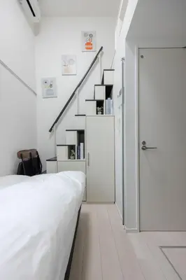 a bedroom with a white bed and a staircase at ParkSide \u5927\u4e45\u4fdd\u99c5\u5f92\u6b6910\u5206 \u97d3\u56fd\u30b0\u30eb\u30e1\u3092\u697d\u3057\u3080 \u65b0\u5bbf \u6e0b\u8c37 \u539f\u5bbf\u3078\u597d\u30a2\u30af\u30bb\u30b9 \u6700\u59272\u540d in Tokyo