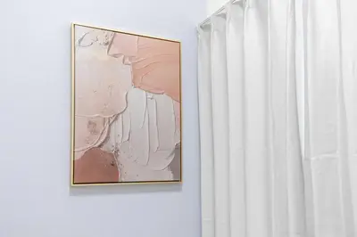 a picture hanging on a wall next to a window at ParkSide \u5927\u4e45\u4fdd\u99c5\u5f92\u6b6910\u5206 \u97d3\u56fd\u30b0\u30eb\u30e1\u3092\u697d\u3057\u3080 \u65b0\u5bbf \u6e0b\u8c37 \u539f\u5bbf\u3078\u597d\u30a2\u30af\u30bb\u30b9 \u6700\u59272\u540d in Tokyo