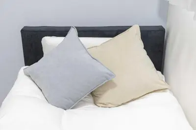 a white bed with two pillows on top of it at ParkSide \u5927\u4e45\u4fdd\u99c5\u5f92\u6b6910\u5206 \u97d3\u56fd\u30b0\u30eb\u30e1\u3092\u697d\u3057\u3080 \u65b0\u5bbf \u6e0b\u8c37 \u539f\u5bbf\u3078\u597d\u30a2\u30af\u30bb\u30b9 \u6700\u59272\u540d in Tokyo