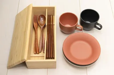 a wooden tray with utensils and a plate and a cup at ParkSide \u5927\u4e45\u4fdd\u99c5\u5f92\u6b6910\u5206 \u97d3\u56fd\u30b0\u30eb\u30e1\u3092\u697d\u3057\u3080 \u65b0\u5bbf \u6e0b\u8c37 \u539f\u5bbf\u3078\u597d\u30a2\u30af\u30bb\u30b9 \u6700\u59272\u540d in Tokyo