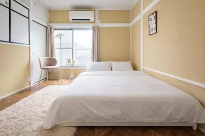 a bedroom with a large white bed and a window at THE\u6771\u4eac\u65c5\u9928 \u99c51\u5206 \u7fbd\u7530\u7a7a\u6e2f\u6210\u7530\u7a7a\u6e2f\u76f4\u901a \u8fd1\u6771\u4eac\u30b9\u30ab\u30a4\u30c4\u30ea\u30fc\u8fd1\u6d45\u8349\u4e0a\u91ce wifi 5\u4eba\u5b8c\u5168\u8cb8\u51fa WAGAMAMA SKY in Tokyo
