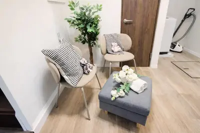 a living room with two chairs and a table at THE\u6771\u4eac\u65c5\u9928 \u99c51\u5206 \u7fbd\u7530\u7a7a\u6e2f\u6210\u7530\u7a7a\u6e2f\u76f4\u901a \u8fd1\u6771\u4eac\u30b9\u30ab\u30a4\u30c4\u30ea\u30fc\u8fd1\u6d45\u8349\u4e0a\u91ce wifi 5\u4eba\u5b8c\u5168\u8cb8\u51fa WAGAMAMA SKY in Tokyo