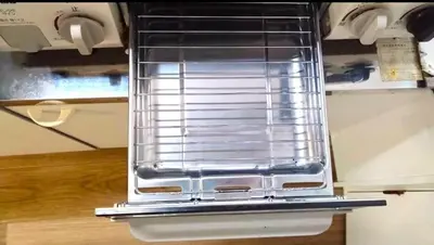 an oven with a rack on top of a stove at THE\u6771\u4eac\u65c5\u9928 \u99c51\u5206 \u7fbd\u7530\u7a7a\u6e2f\u6210\u7530\u7a7a\u6e2f\u76f4\u901a \u8fd1\u6771\u4eac\u30b9\u30ab\u30a4\u30c4\u30ea\u30fc\u8fd1\u6d45\u8349\u4e0a\u91ce wifi 5\u4eba\u5b8c\u5168\u8cb8\u51fa WAGAMAMA SKY in Tokyo