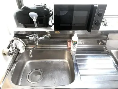 a kitchen sink with a microwave and a television at THE\u6771\u4eac\u65c5\u9928 \u99c51\u5206 \u7fbd\u7530\u7a7a\u6e2f\u6210\u7530\u7a7a\u6e2f\u76f4\u901a \u8fd1\u6771\u4eac\u30b9\u30ab\u30a4\u30c4\u30ea\u30fc\u8fd1\u6d45\u8349\u4e0a\u91ce wifi 5\u4eba\u5b8c\u5168\u8cb8\u51fa WAGAMAMA SKY in Tokyo