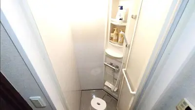 a small bathroom with a toilet and a sink at THE\u6771\u4eac\u65c5\u9928 \u99c51\u5206 \u7fbd\u7530\u7a7a\u6e2f\u6210\u7530\u7a7a\u6e2f\u76f4\u901a \u8fd1\u6771\u4eac\u30b9\u30ab\u30a4\u30c4\u30ea\u30fc\u8fd1\u6d45\u8349\u4e0a\u91ce wifi 5\u4eba\u5b8c\u5168\u8cb8\u51fa WAGAMAMA SKY in Tokyo