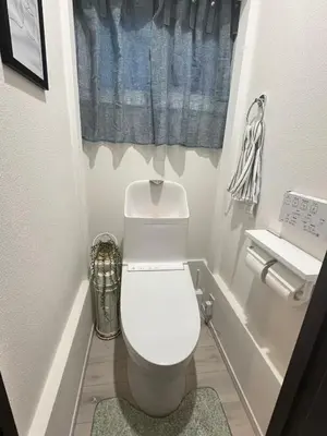 a small bathroom with a toilet and a window at \u5fb9\u6c5f\u6238\u5ddd in Tokyo