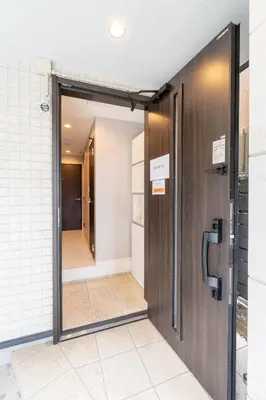 a door leading into a hallway with a walk in closet at \u5922\u306e\u5bbf\u5f69\u308a 127t in Tokyo