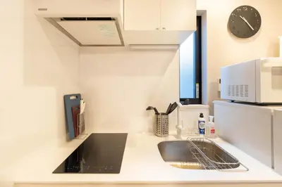 a kitchen with a sink and a microwave at \u5922\u306e\u5bbf\u5f69\u308a 127t in Tokyo