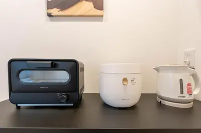 a counter with a microwave and a toaster and a blender at \u78a7\u685c 126t in Tokyo