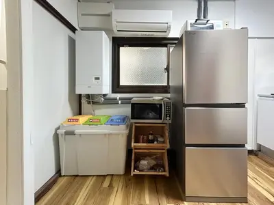 a kitchen with a refrigerator and a microwave at \u845b\u98fe\u533a\u306e\u4e00\u8ed2\u5bb6\u307e\u308b\u307e\u308b\u8cb8\u3057\u5207\u308a in Tokyo