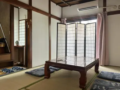 a room with a cage in the corner of a room at \u845b\u98fe\u533a\u306e\u4e00\u8ed2\u5bb6\u307e\u308b\u307e\u308b\u8cb8\u3057\u5207\u308a in Tokyo