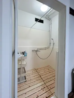 a bathroom with a shower in a room at \u845b\u98fe\u533a\u306e\u4e00\u8ed2\u5bb6\u307e\u308b\u307e\u308b\u8cb8\u3057\u5207\u308a in Tokyo