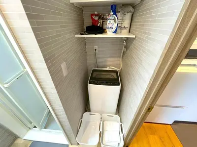 a washer and dryer in a small room at Shibamata house self check in in Tokyo