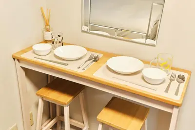 a table with two white plates and a mirror at \u65b0\u5bbf\u5340\u6771\u65b0\u5bbf\u7ad9\u8fd1\u9130\u6b4c\u821e\u4f0e\u807d\u4f0a\u52bf\u4e39\u623f\u6e90\u514d\u8cbbWi-Fi#10 in Tokyo