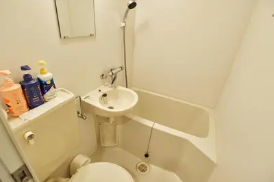a small bathroom with a toilet and a sink at \u65b0\u5bbf\u5340\u6771\u65b0\u5bbf\u7ad9\u8fd1\u9130\u6b4c\u821e\u4f0e\u807d\u4f0a\u52bf\u4e39\u623f\u6e90\u514d\u8cbbWi-Fi#10 in Tokyo