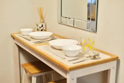 a counter with three bowls on top of it at \u65b0\u5bbf\u5340\u6771\u65b0\u5bbf\u7ad9\u8fd1\u9130\u6b4c\u821e\u4f0e\u807d\u4f0a\u52bf\u4e39\u623f\u6e90\u514d\u8cbbWi-Fi#10 in Tokyo