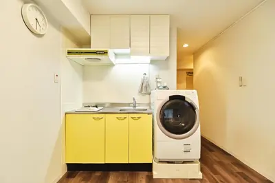a kitchen with a washing machine in a kitchen at \u65b0\u5bbf\u5340\u6771\u65b0\u5bbf\u7ad9\u8fd1\u9130\u6b4c\u821e\u4f0e\u807d\u4f0a\u52bf\u4e39\u623f\u6e90\u514d\u8cbbWi-Fi#10 in Tokyo