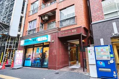 a brick building on a city street with stores at \u65b0\u5bbf\u5340\u6771\u65b0\u5bbf\u7ad9\u8fd1\u9130\u6b4c\u821e\u4f0e\u807d\u4f0a\u52bf\u4e39\u623f\u6e90\u514d\u8cbbWi-Fi#10 in Tokyo