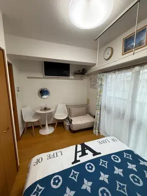 a bedroom with a bed and a table and a clock at \u6771\u65b9\u306e\u6e2f\u6e7e25\u5e73\u65b9\u5927\u5e8a\u623f203Oriental Harbor 25 square meter king size bed room203 in Tokyo