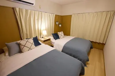 a hotel room with two beds and a window at \u897f\u65b0\u5c0f\u5ca94\u4e01\u76ee in Tokyo