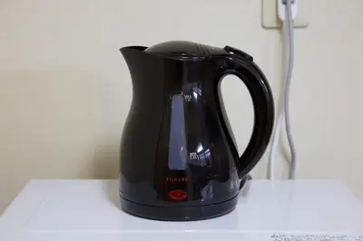 a black coffee pot sitting on top of a counter at \u897f\u65b0\u5c0f\u5ca94\u4e01\u76ee in Tokyo
