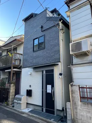 a house with a door and a balcony at Met\u539f\u753a1\u4e01\u76ee in Tokyo