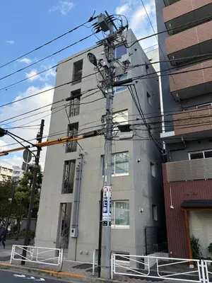 a pole with power lines in front of a building at Tokyo Oji Apartment 3A in Tokyo