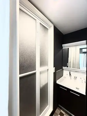 a bathroom with a glass shower and a sink at Oji\u6b63\u548c\u30d3\u30eb in Tokyo