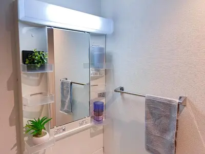 a bathroom with a mirror and a sink at \u65b0\u5bbf\u5fa1\u82d1 \u5f92\u6b698\u5206 \u65b0\u5bbf\u4e09\u4e01\u76ee\u99c5\u5f92\u6b698\u5206 WiFi\u7121\u6599 in Tokyo