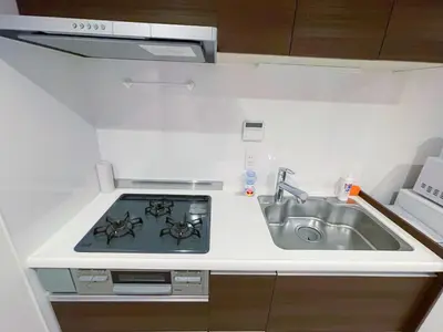 a kitchen with a sink and a stove at \u65b0\u5bbf\u5fa1\u82d1 \u5f92\u6b698\u5206 \u65b0\u5bbf\u4e09\u4e01\u76ee\u99c5\u5f92\u6b698\u5206 WiFi\u7121\u6599 in Tokyo