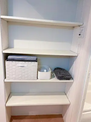 a closet with white shelves and white baskets at \u65b0\u5bbf\u5fa1\u82d1 \u5f92\u6b698\u5206 \u65b0\u5bbf\u4e09\u4e01\u76ee\u99c5\u5f92\u6b698\u5206 WiFi\u7121\u6599 in Tokyo