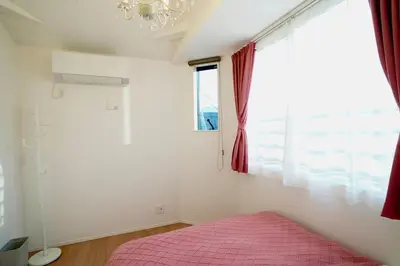 a bedroom with a pink bed and a window at Chihaya house \u5343\u65e9\u30cf\u30a6\u30b9 in Tokyo