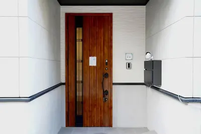 a wooden door in a room with a microwave at Chihaya house \u5343\u65e9\u30cf\u30a6\u30b9 in Tokyo