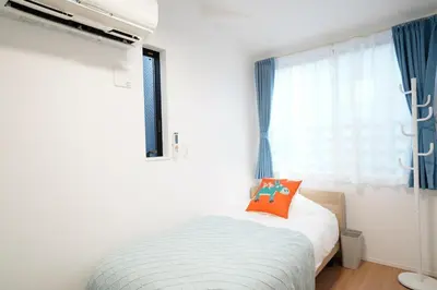 a small bedroom with a bed and a window at Chihaya house \u5343\u65e9\u30cf\u30a6\u30b9 in Tokyo