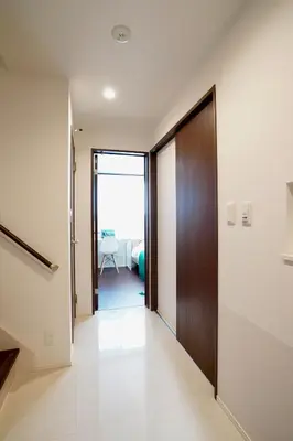 a hallway with a door leading to a room at Chihaya house \u5343\u65e9\u30cf\u30a6\u30b9 in Tokyo