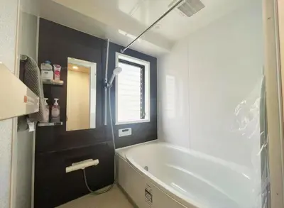 a bathroom with a white tub and a window at \u677e\u5c4b\u30db\u30c6\u30eb4\u968e in Tokyo