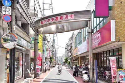 a person riding a bike down a city street at \u677e\u5c4b\u30db\u30c6\u30eb4\u968e in Tokyo