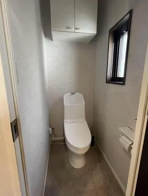 a bathroom with a white toilet in a room at \u677e\u5c4b\u30db\u30c6\u30eb4\u968e in Tokyo