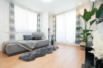 a living room with a couch and a rug at \u65b0\u5bbf\u72ec\u680b4\u5ba4\u8fd1\u6b4c\u821e\u4f0e\u753a\u72ec\u680b\u522b\u5885 in Tokyo