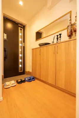 a kitchen with two pairs of shoes on the floor at \u65b0\u5bbf\u72ec\u680b4\u5ba4\u8fd1\u6b4c\u821e\u4f0e\u753a\u72ec\u680b\u522b\u5885 in Tokyo