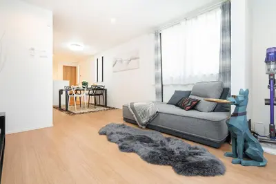 a living room with a couch and a rug at \u65b0\u5bbf\u72ec\u680b4\u5ba4\u8fd1\u6b4c\u821e\u4f0e\u753a\u72ec\u680b\u522b\u5885 in Tokyo