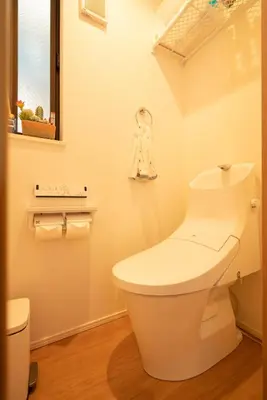 a bathroom with a white toilet and a sink at \u65b0\u5bbf\u72ec\u680b4\u5ba4\u8fd1\u6b4c\u821e\u4f0e\u753a\u72ec\u680b\u522b\u5885 in Tokyo