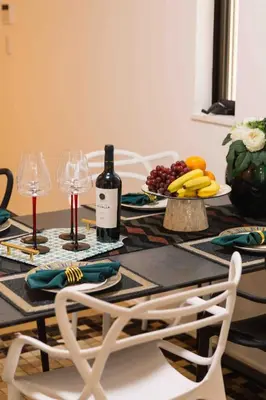a table with a bottle of wine and a plate of fruit at \u65b0\u5bbf\u72ec\u680b4\u5ba4\u8fd1\u6b4c\u821e\u4f0e\u753a\u72ec\u680b\u522b\u5885 in Tokyo