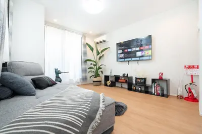 a living room with a couch and a tv on the wall at \u65b0\u5bbf\u72ec\u680b4\u5ba4\u8fd1\u6b4c\u821e\u4f0e\u753a\u72ec\u680b\u522b\u5885 in Tokyo