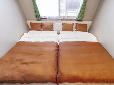 a bedroom with two beds in a small room at Alice \u6c60\u888b\u76ee\u767d\u96c5\u5bbf in Tokyo