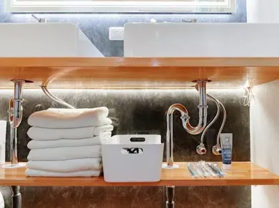 a shelf with towels and a sink in a bathroom at Alice \u6c60\u888b\u76ee\u767d\u96c5\u5bbf in Tokyo