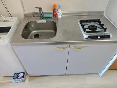 a kitchen counter with a sink and a stove at \u30e1\u30ea\u30b9\u6c60\u888bEast 402 in Tokyo